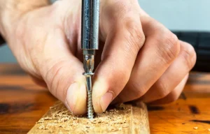 Lire la suite à propos de l’article Bien choisir ses vis pour bois en ligne : astuces de bricoleur averti