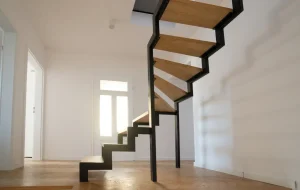Lire la suite à propos de l’article Quel escalier prend le moins de place ? Découvrez les solutions les plus compactes.