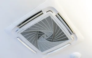 Lire la suite à propos de l’article Tout savoir sur le climatiseur plafonnier : confort et efficacité à chaque saison