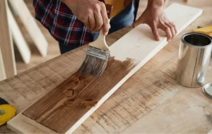 Lire la suite à propos de l’article Comprendre la différence entre lasure et peinture : guide pratique pour vos projets déco