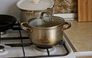 Lire la suite à propos de l’article Comment nettoyer une casserole noircie par le gaz : astuces et conseils efficaces