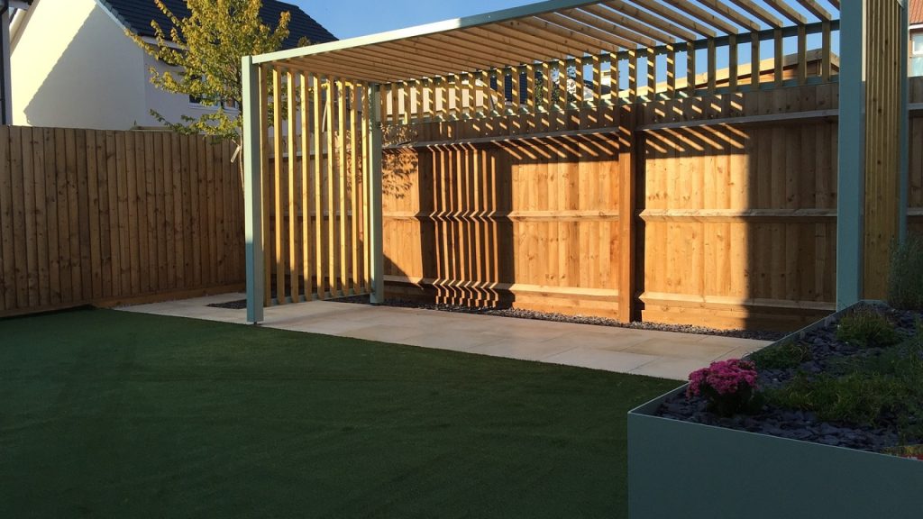 Comment sublimer votre extérieur avec une pergola brise soleil ?
