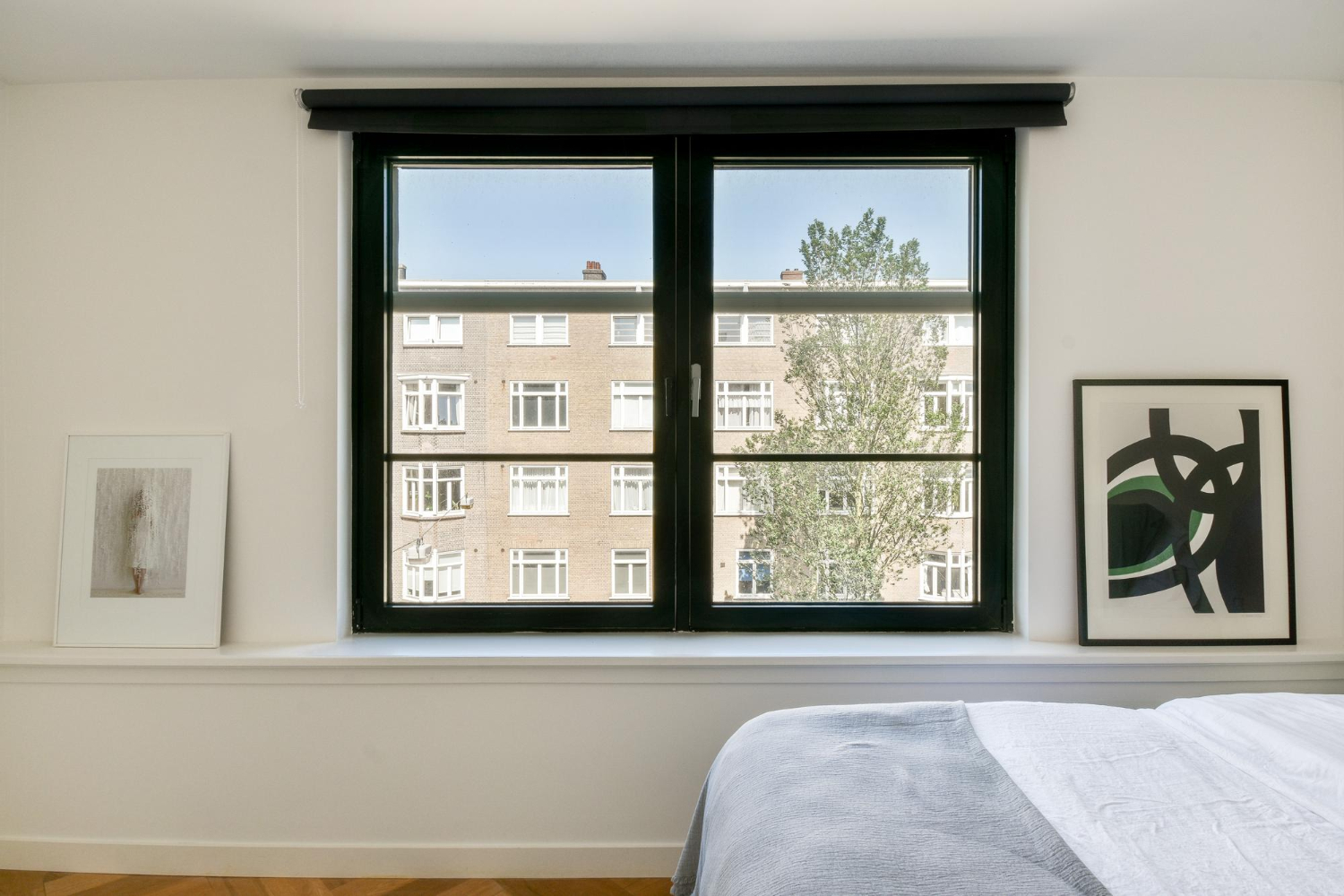 une fenetre noire assure un look contemporain et design à l'habitation