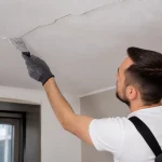 Comment réparer un plafond fissuré